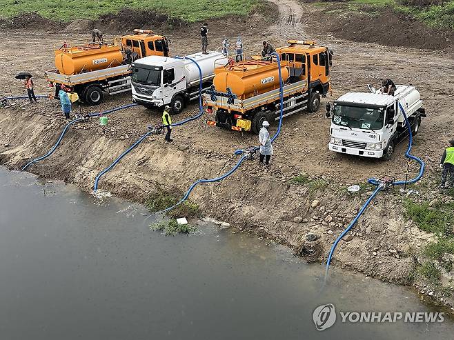육군, 강릉 가뭄 피해지역 급수 지원 (서울=연합뉴스) 육군이 지난 2일부터 가뭄 장기화로 재난지역으로 선포된 강원 강릉시에 급수 차량과 장병들을 지원해 급수난 해소를 돕고 있다고 4일 밝혔다. 군 장병들이 오봉저수지로 급수를 위해 연곡천에서 물을 받고 있다. 2025.9.4 [육군 제공. 재판매 및 DB 금지] photo@yna.co.kr
