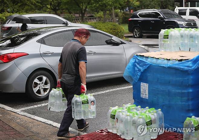 '생수 받아 가요' (춘천=연합뉴스) 강태현 기자 = 극심한 가뭄이 이어지는 4일 강원 강릉 교1동 한 아파트에서 주민이 지원받은 생수를 옮기고 있다. 2025.9.4 taetae@yna.co.kr