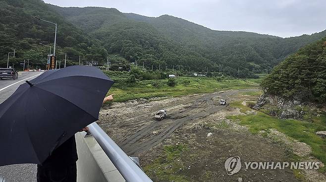 극한 가뭄 강릉에 찔끔 비 (강릉=연합뉴스) 유형재 기자 = 4일 강원 강릉시 주요 상수원인 오봉저수지 일원에 비가 내리고 있다.
    맨바닥을 드러낸 저수지 상류에서 트럭들이 물길을 내는 작업을 하고 있다. 2025.9.4 yoo21@yna.co.kr