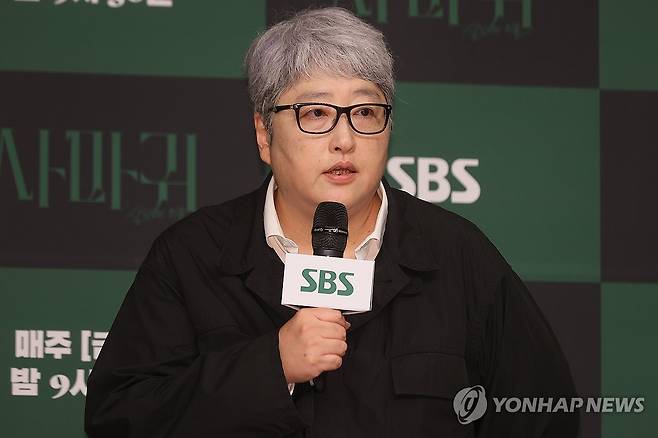 인사말 하는 변영주 연출 (서울=연합뉴스) 류효림 기자 = 변영주 연출이 4일 서울 양천구 목동 SBS사옥에서 열린 드라마 '사마귀: 살인자의 외출' 제작발표회에서 포즈를 취하고 있다. 2025.9.4 ryousanta@yna.co.kr