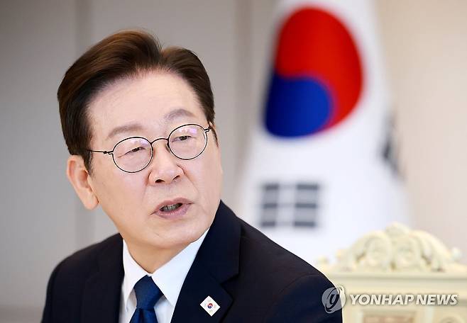 이재명 대통령, 양대노총 위원장 오찬 간담회 발언 (서울=연합뉴스) 홍해인 기자 = 이재명 대통령이 4일 서울 용산 대통령실 청사에서 열린 양대노총 위원장과의 오찬 간담회에 참석해 발언하고 있다. 2025.9.4 hihong@yna.co.kr