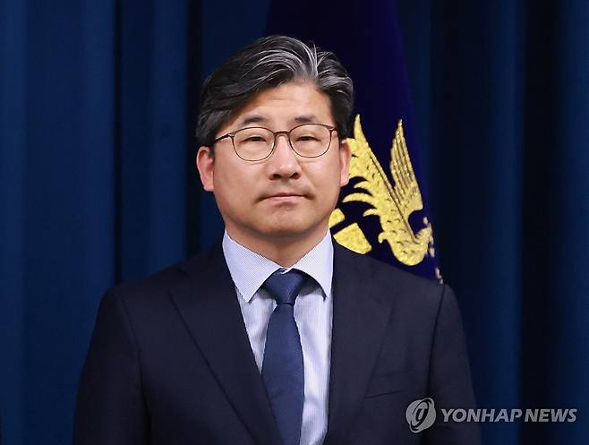 이재명 대통령, 류덕현 재정기획보좌관 임명 (서울=연합뉴스) 홍해인 기자 = 이재명 대통령은  6일 강훈식 대통령 비서실장의 대통령실 1차 인선 브리핑을 통해 대통령실 재정기획보좌관에 류덕현 중앙대 교수를 임명했다고 밝혔다. 사진은 이날 인선 발표에 참석한 류 보좌관. 2025.6.6 hihong@yna.co.kr