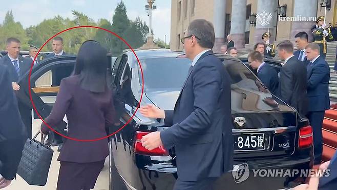 김여정, 김정은-푸틴과 한 차량에 탑승 (서울=연합뉴스) 김정은 북한 국무위원장의 동생인 김여정 노동당 부부장이 3일 김 위원장이 블라디미르 푸틴 러시아 대통령과 별도 회담을 위해 푸틴 대통령의 전용 리무진 '아우루스'에 탑승할 때 차량에 함께 타고 있다. 김여정이 든 가방은 프랑스 명품 브랜드 '크리스티앙 디오르' 제품으로 추정된다. 2025.9.3 [크렘린궁 영상 캡처. 재판매 및 DB 금지] nkphoto@yna.co.kr
