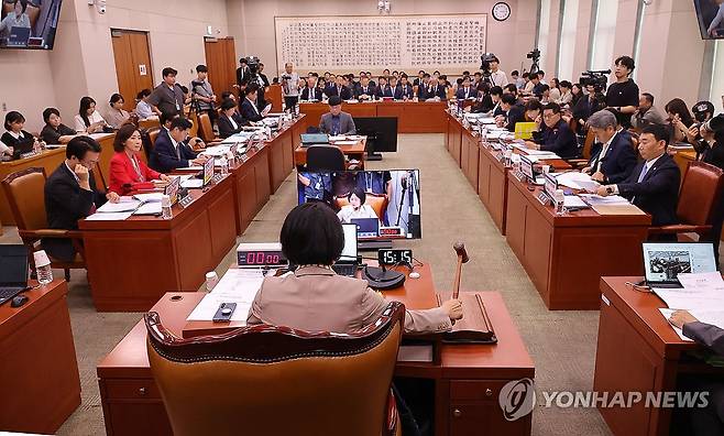 의사봉 두드리는 추미애 법사위원장 (서울=연합뉴스) 류영석 기자 = 4일 서울 여의도 국회에서 열린 법제사법위원회 전체회의에서 추미애 위원장이 의사봉을 두드리고 있다. 2025.9.4 ondol@yna.co.kr