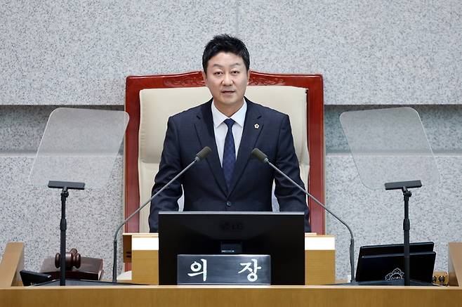 김진경 경기도의회 의장이 5일 오전 도의회 본회의장에서 열린 제386회 임시회 제1차 본회의 개회사를 하고 있다. 사진=경기도의회