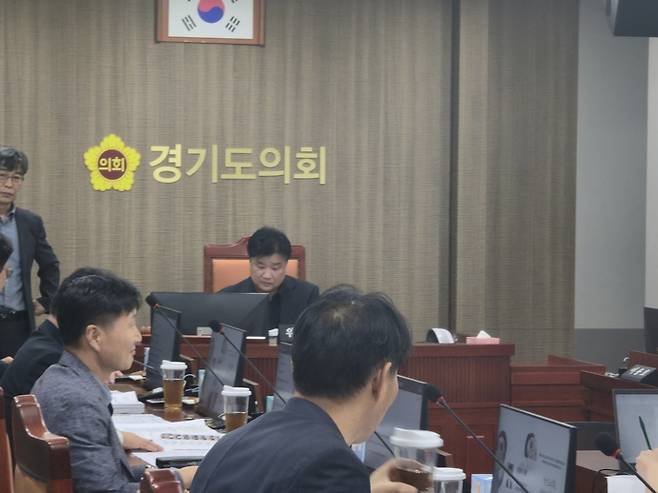 양우식 경기도의원이 5일 제386회 임시회 운영위 제1차 회의를 주재하고 있다. 신다빈 기자.