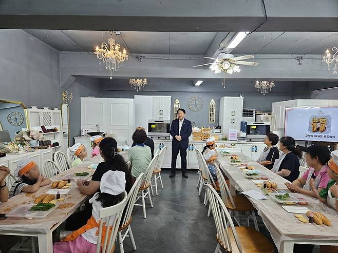 '오감발달 유아 요리교실' 현장을 찾은 김찬진 인천동구청장 사진=인천 동구청