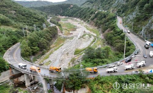 ◇강릉 오봉저수지 인근 도로에서 군부대와 다른 지자체 등에서 보내준 살수차 등이 줄지어 물을 뿌리고 있다. 강릉=권태명기자