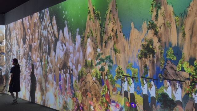 한 관람객이 대장경테마파크 기록문화관 3층 인터랙티브 미디어아트 ‘이운의 사계’를 둘러보고 있다. 남태우 기자