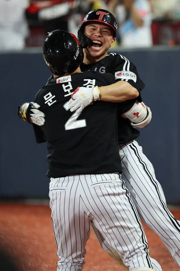 LG 문성주가 4일 수원 KT전에서 만루홈런을 친 뒤 환호하고 있다. (사진=LG 트윈스)