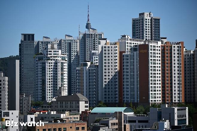 6·27 부동산 대책 발표 이후 서울의 아파트 가격 상승폭은 관망세를&nbsp;보이고 있지만&nbsp;마포구와 용산구, 성동구를 포함한 8개 자치구는 가격 오름폭을 키우고 있다. 사진은 5일 용산구의 주거지역 모습./사진=이명근 기자 qwe123@