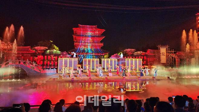 중국 고대 설화인 ‘칠선녀와 동용의 사랑’을 바탕으로 만든 장예모 감독의 <칠선녀>  실경 뮤지컬 공연