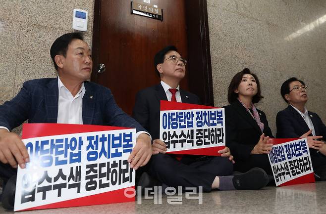 [이데일리 노진환 기자] 송언석 국민의힘 원내대표와 나경원 의원 등이 3일 서울 여의도 국회 원내대표실 앞에서 특검의 압수수색을 규탄하며 피켓 농성을 하고 있다.