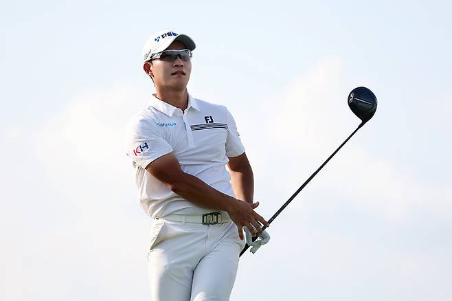 정태양이 4일 열린 KPGA 파운더스컵 1라운드에서 샷을 하고 있다.