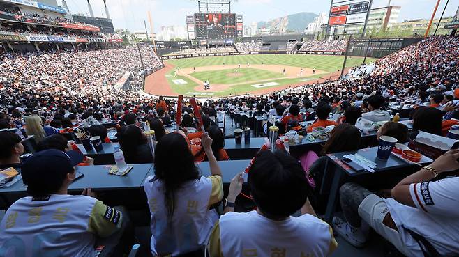 관중이 가득 찬 대전 한화생명 볼파크 전경