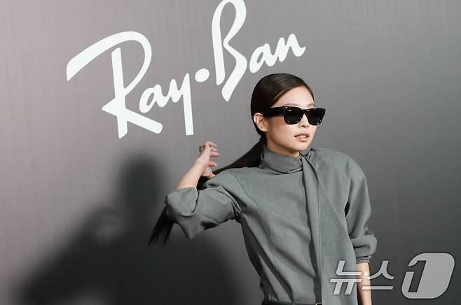 블랙핑크 제니가 4일 오후 서울 성동구 피치스 도원에서 열린 아이웨어 브랜드 레이밴(Ray-Ban)의 팝업 스토어 오픈 행사에 참석해 포즈를 취하고 있다. ⓒ News1 권현진 기자
