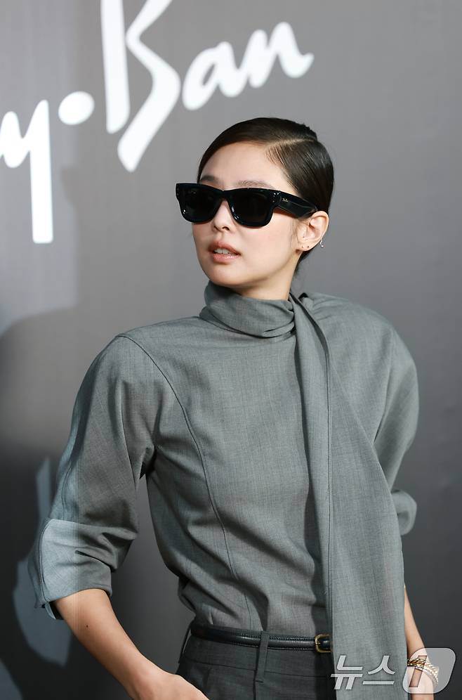블랙핑크 제니가 4일 오후 서울 성동구 피치스 도원에서 열린 아이웨어 브랜드 레이밴(Ray-Ban)의 팝업 스토어 오픈 행사에 참석해 매력을 발산하고 있다. ⓒ News1 권현진 기자