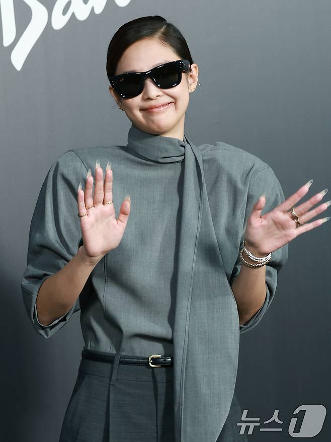 블랙핑크 제니가 4일 오후 서울 성동구 피치스 도원에서 열린 아이웨어 브랜드 레이밴(Ray-Ban)의 팝업 스토어 오픈 행사에 참석해 사랑스러운 인사를 하고 있다. ⓒ News1 권현진 기자