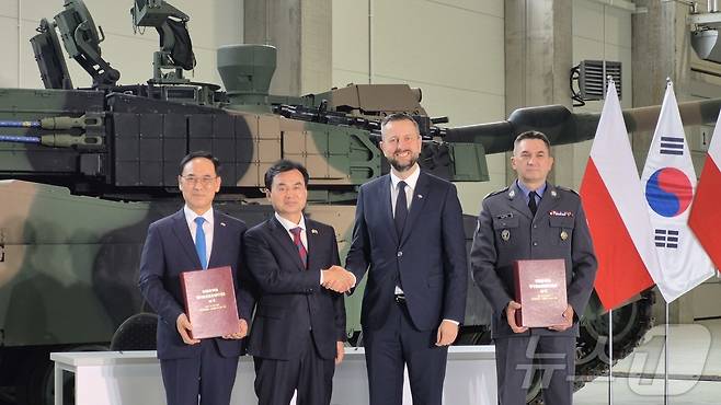 안규백 국방부 장관이 지난달 1일 폴란드 글리비체에서 열린 K2 전차 2차 이행계약(전차 180대, 지원차량 81대, 약 65억불 규모) 서명식에 참석해 브와디스와프 코시니악-카미슈 폴란드 부총리 겸 국방장관, 이용배 현대로템 사장, 아르투르 쿱텔 폴란드 군비청장과 기념 촬영을 하고 있다. (국방부 제공, 재판매 및 DB금지) 2025.8.1/뉴스1