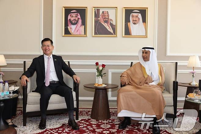 지난 3일(현지시간) 석종건 방위사업청장이 아흐마드 압둘아지즈 알 오할리 사우디 군수산업청 청장과 면담을 하고 있다. (방위사업청 제공. 재판매 및 DB 금지) 2025.9.5/뉴스1