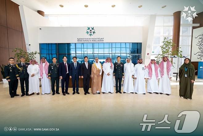 지난 3일(현지시간) 석종건 방위사업청장이 사우디 군수산업청에서 관계자들과 함께 기념 촬영을 하고 있다. (방위사업청 제공. 재판매 및 DB 금지) 2025.9.5/뉴스1