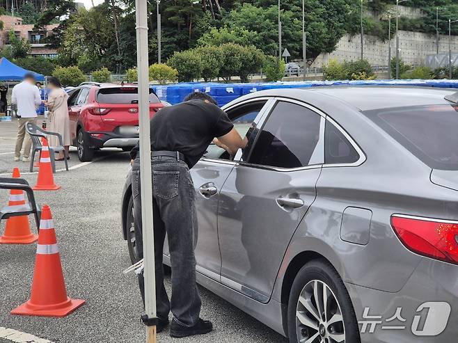 극심한 가뭄으로 재난사태가 선포된 강원 강릉에 5일 전 시민을 대상으로 1인당 12L 분량의 생수가 배부된다. 이날 오전 강원 강릉시 포남동 강릉스피드스케이트장에 마련된 '드라이브 스루' 급수 현장. 2025.9.5/뉴스1 윤왕근 기자