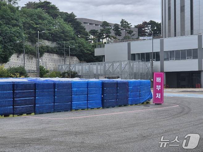 극심한 가뭄으로 재난사태가 선포된 강원 강릉에 5일 전 시민을 대상으로 1인당 12L 분량의 생수가 배부된다. 이날 오전 강원 강릉시 포남동 강릉스피드스케이트장에 마련된 '드라이브 스루' 급수 현장. 2025.9.5/뉴스1 윤왕근 기자