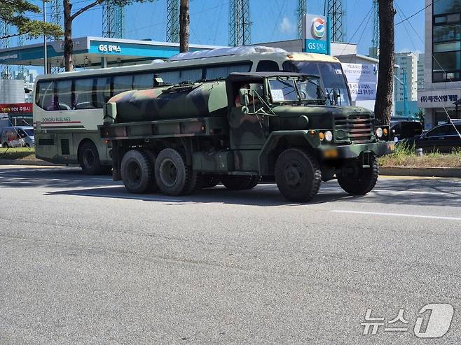 5일 낮 강원 강릉 홍제동 인근 도로 군 작전 차량이 도로를 지나고 있다. 2025.9.5/뉴스1