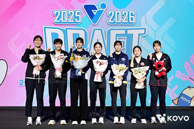 1라운드로 지명된 7명의 신인선수들(KOVO제공)