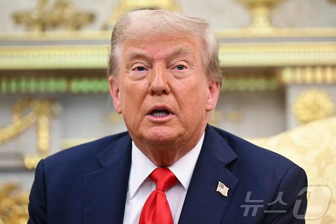 도널드 트럼프 미국 대통령이 3일(현지시간) 워싱턴DC 백악관 집무실에서 카롤 나브로츠키 폴란드 대통령과 만나 발언하고 있다. 2025.09.03. ⓒ AFP=뉴스1 ⓒ News1 류정민 특파원