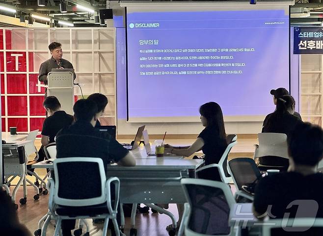 벤처기업협회 산하 스타트업위원회와 청년 창업 네트워크 YCN(Young CEO Network)가 5일 서울 용산시제품제작소에서 개최한 'Fail Fair'(실패전시회) 전경. ⓒ News1 이민주 기자