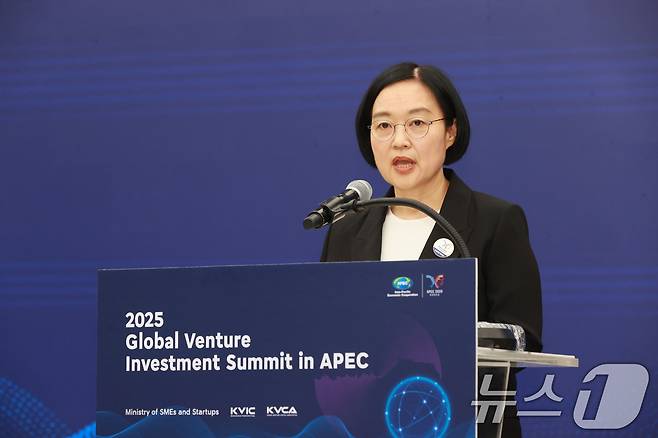 한성숙 중소벤처기업부 장관이 4일 제주국제컨벤션센터(ICC)에서 열린 '2025 글로벌 벤처 투자 서밋 in APEC'에서 환영사를 하고 있다. (중소벤처기업부 제공. 재판매 및 DB 금지)