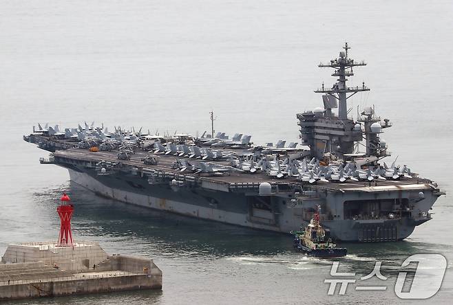 미국 핵추진 항공모함 '시어도어 루스벨트'(CVN-71)가 2024년 6월 26일 오후 한국·미국·일본 3국의 최초 다영역 군사훈련인 '프리덤 에지'(Freedom Edge)에 참가하기 위해 부산 남구 해군작전사령부 부산작전기지에서 출항하고 있다.  2024.6.26/뉴스1 ⓒ News1 윤일지 기자