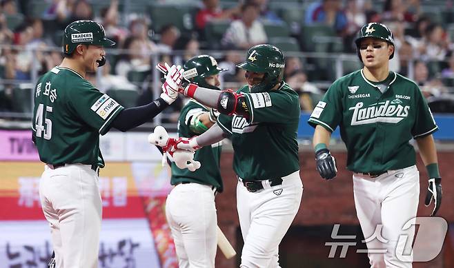 5일 인천 SSG랜더스필드에서 열린 '2025 신한 SOL 뱅크 KBO리그' 롯데 자이언츠와 SSG 랜더스의 경기, SSG 고명준이 4회말 무사 2루 상황에서 2점 홈런을 날린 후 류효승과 하이파이브를 하고 있다. 2025.9.5/뉴스1 ⓒ News1 김성진 기자