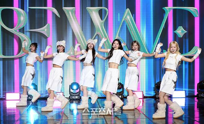 비웨이브(BEWAVE)가 서울 강남구 일지아트홀에서 진행된 데뷔 쇼케이스에서 열정적인 무대를 선보이고 있다.2024. 4. 17.  박진업 기자 upandup@sportsseoul.com