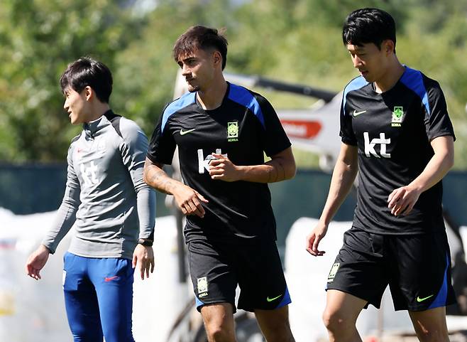 3일(현지시간) 미국 뉴욕주 아이칸 스타디움에서 진행된 한국 축구 대표팀 훈련에서 손흥민과 옌스 카스트로프가 몸을 풀고 있다. 사진 | 뉴욕=연합뉴스