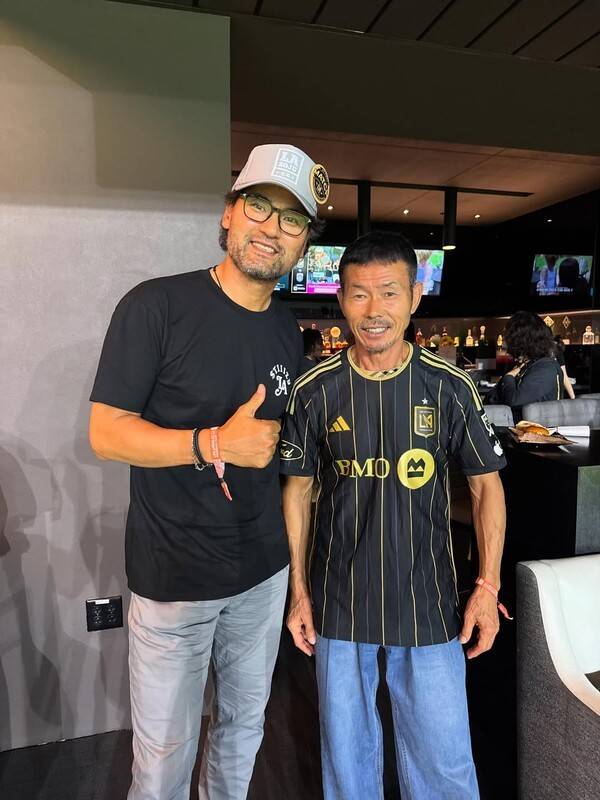 코리안 특급 박찬호가 지난 1일 로스엔젤레스FC(LAFC) 홈 경기장에서 손흥민의 아버지 손웅정 씨와 만나 사진 촬영 중이다. /사진=박찬호 공식 SNS