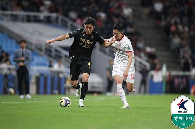 인천유나이티드 김건희(왼쪽)와 부천FC 이의형의 몸싸움 장면. /사진=한국프로축구연맹