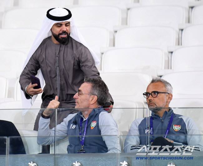 23일(현지시간) 카타르 알라이얀 에듀케이션 시티 스타디움에서 열린 2023 아시아축구연맹(AFC) 카타르 아시안컵 이란과 아랍에미리트의 경기. 아랍에미리트 벤투 감독이 한 팬과 셀카를 찍고 있다. 알라이얀(카타르)=박재만 기자 pjm@sportschosun.com/2024.01.23/