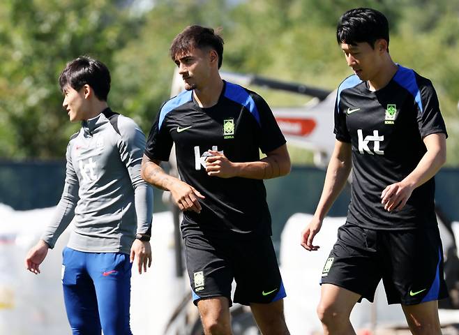 몸 푸는 손흥민-옌스 카스트로프

    (뉴욕=연합뉴스) 윤동진 기자 = 3일(현지시간) 미국 뉴욕주 아이칸 스타디움에서 진행된 한국 축구 대표팀 훈련에서 손흥민과 옌스 카스트로프가 몸을 풀고 있다. 2025.9.4