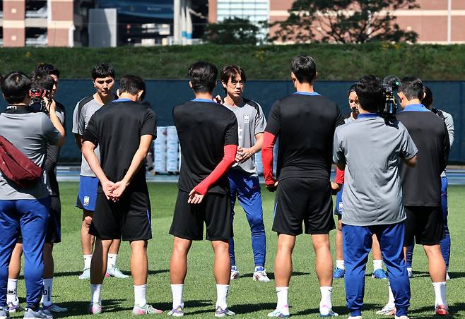 발언하는 홍명보 감독

    (뉴욕=연합뉴스) 윤동진 기자 = 3일(현지시간) 미국 뉴욕주 아이칸 스타디움에서 진행된 한국 축구 대표팀 훈련에서 홍명보 감독이 선수들에게 지시를 하고 있다. 2025.9.4