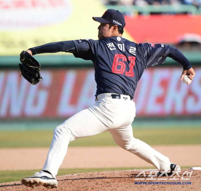 24일 인천 SSG랜더스필드에서 열린 롯데와 SSG의 경기. 8회말 전미르가 투구하고 있다. 인천=정재근 기자 cjg@sportschosun.com/2024.3.24/