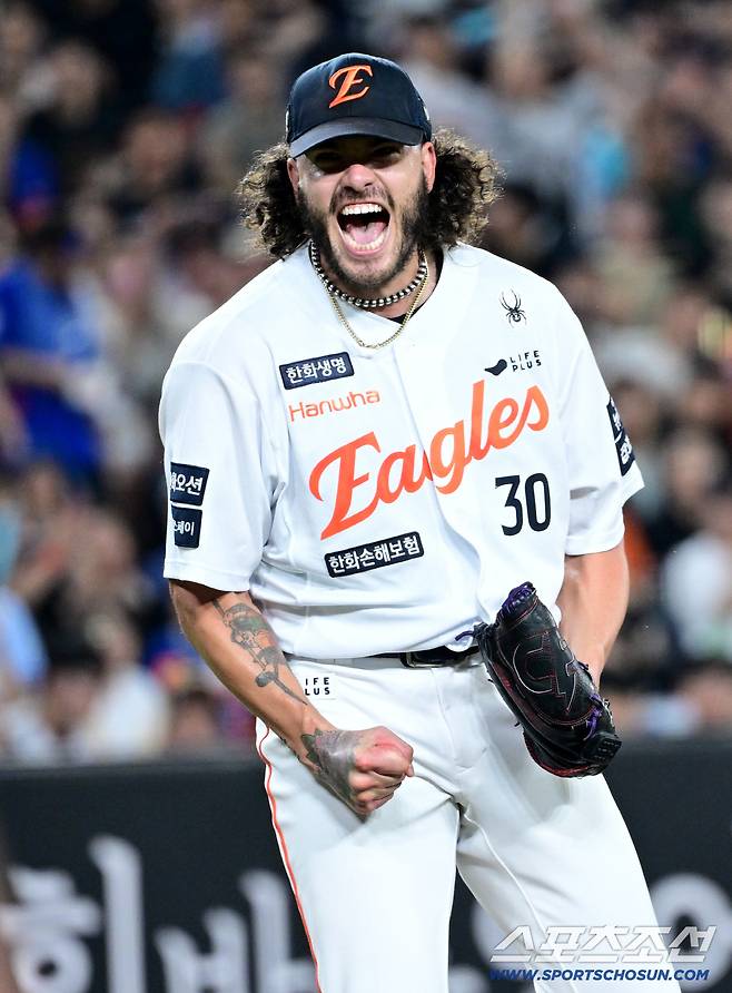 226번째 탈삼진 기록 달성의 순간 포효하는 폰세