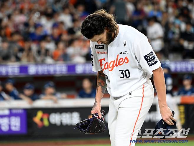 자신의 임무를 마친 폰세의 팬들을 향한 인사