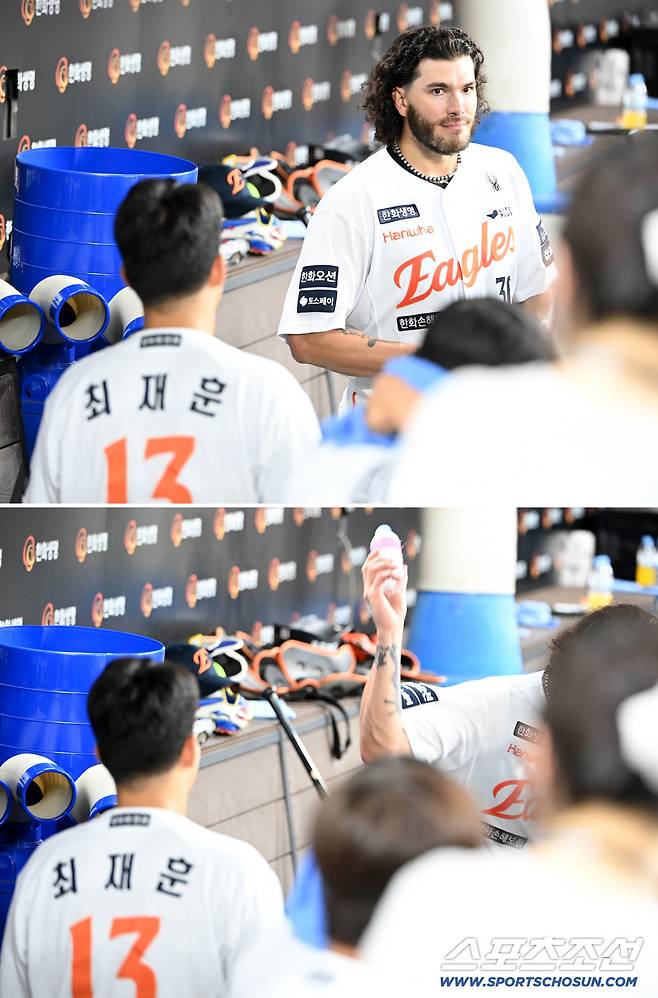 최재훈의 등장에 물병을 내던지는 폰세