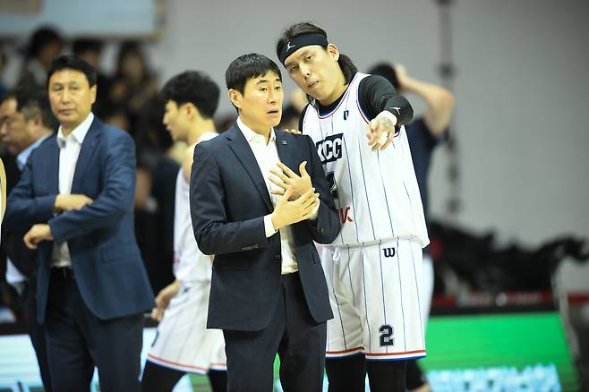 이상민 감독과 최준용. 사진제공=KBL