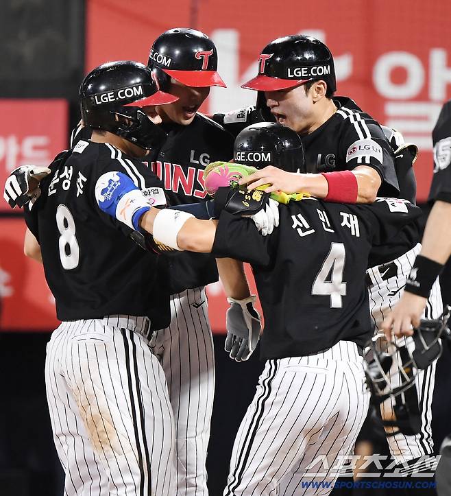 4일 수원 KT위즈파크에서 열린 LG-KT전. 8회초 1사 만루 문성주가 만루 홈런을 친 후 선행주자들의 환영을 받고 있다. 사진=정재근 기자 cjg@sportschosun.com