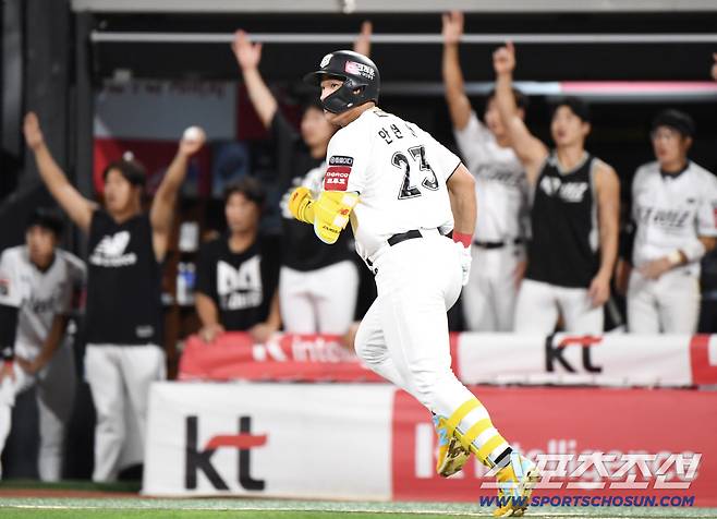 7회말 무사 1루 안현민이 투런포를 치자 선수들이 환호하고 있다.