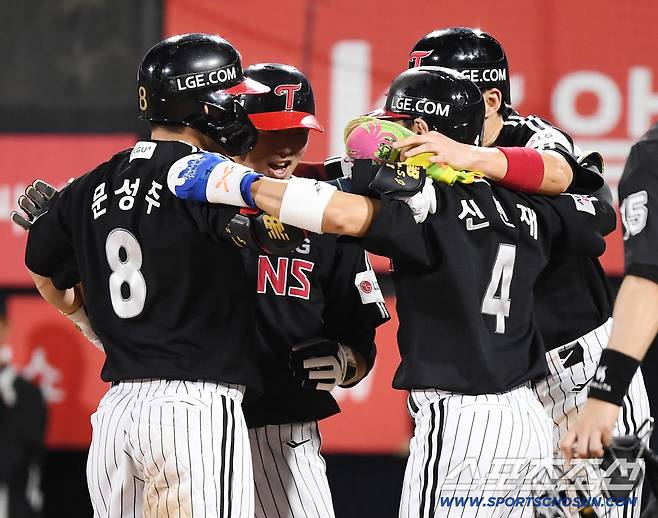 4일 수원 KT위즈파크에서 열린 LG-KT전. 8회초 1사 만루 문성주가 만루 홈런을 친 후 선행주자들의 환영을 받고 있다. 수원=정재근 기자 cjg@sportschosun.com/2025.9.4/