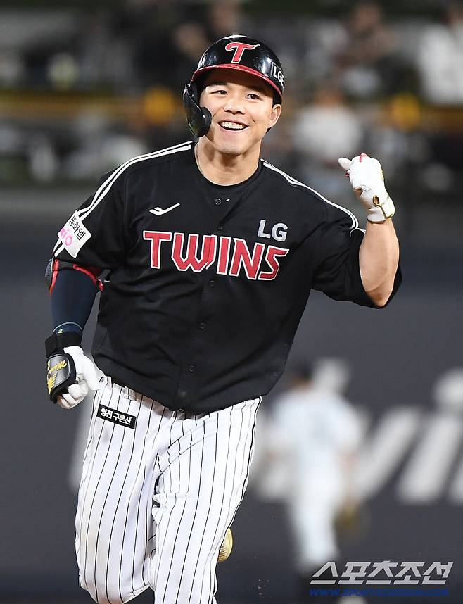 4일 수원 KT위즈파크에서 열린 LG-KT전. 8회초 1사 만루 문성주가 만루 홈런을 친 후 그라운드를 돌며 활짝 웃고 있다. 수원=정재근 기자 cjg@sportschosun.com/2025.9.4/